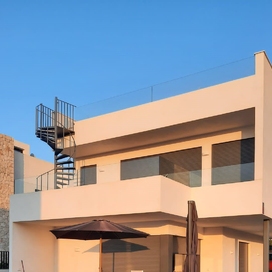 Moderne villa met zwem...